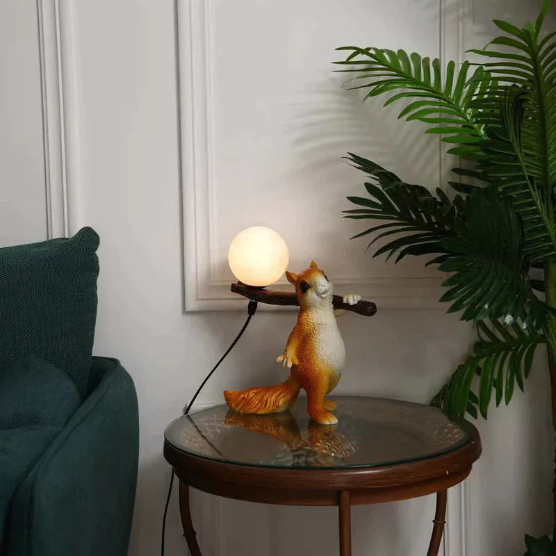 NutGlow | Naturinspireret Bordlampe med Egern & Træstub Design 🐿️