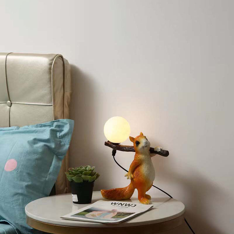 NutGlow | Naturinspireret Bordlampe med Egern & Træstub Design 🐿️