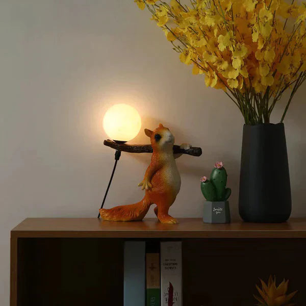 NutGlow | Naturinspireret Bordlampe med Egern & Træstub Design 🐿️