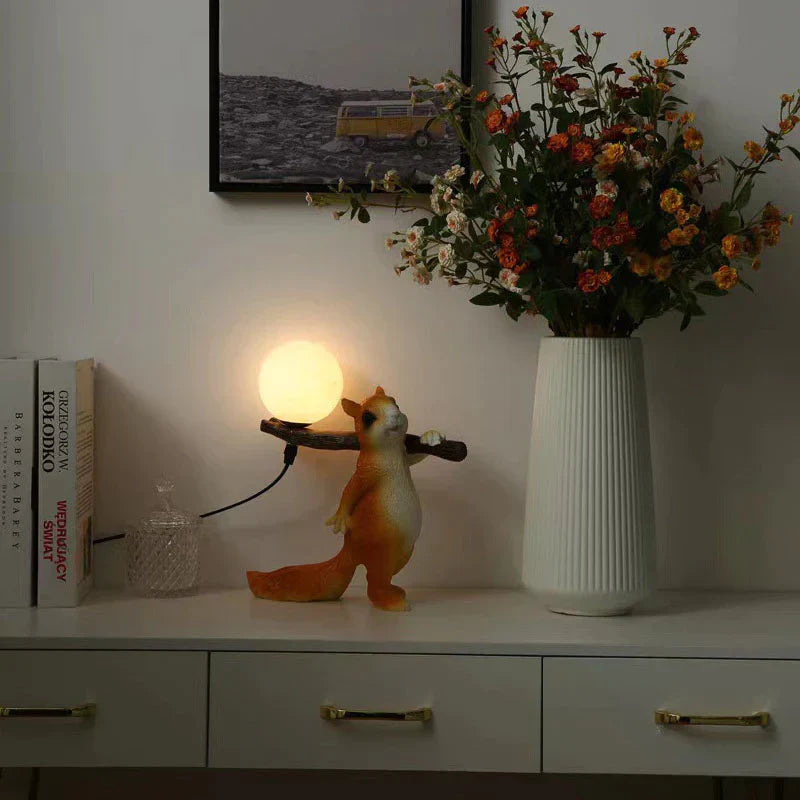 NutGlow | Naturinspireret Bordlampe med Egern & Træstub Design 🐿️