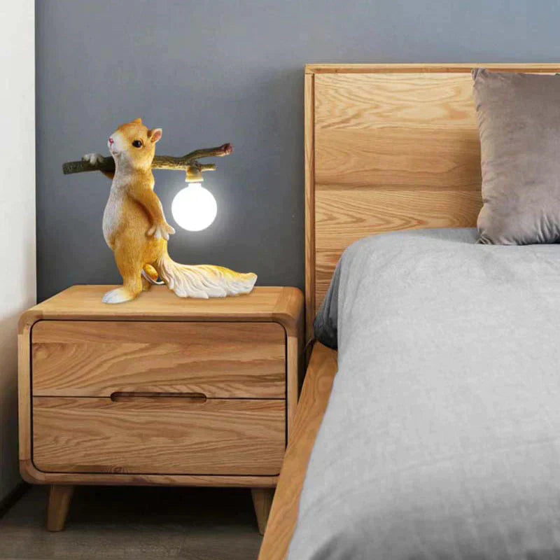 NutGlow | Naturinspireret Bordlampe med Egern & Træstub Design 🐿️