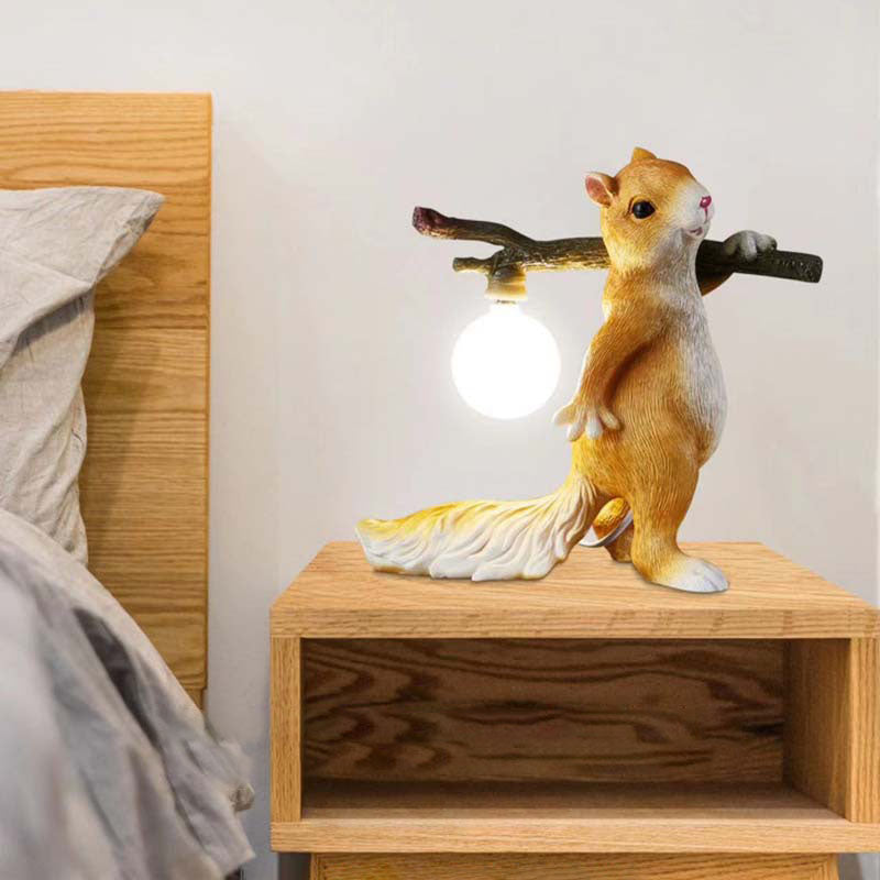 NutGlow | Naturinspireret Bordlampe med Egern & Træstub Design 🐿️