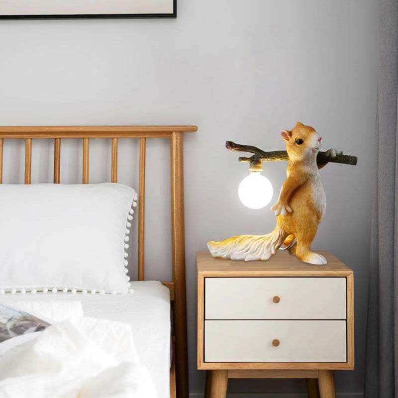 NutGlow | Naturinspireret Bordlampe med Egern & Træstub Design 🐿️