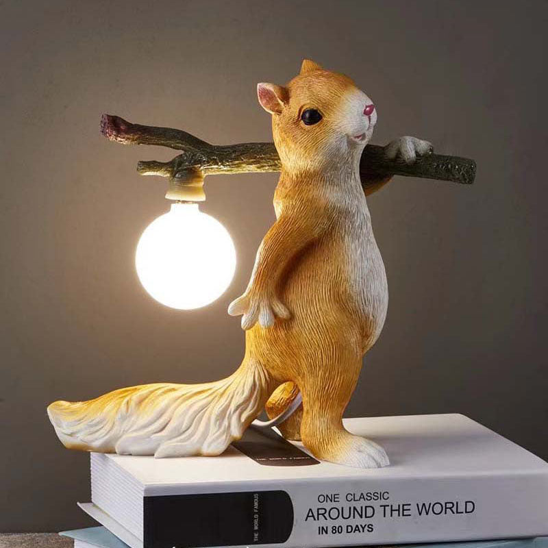 NutGlow | Naturinspireret Bordlampe med Egern & Træstub Design 🐿️