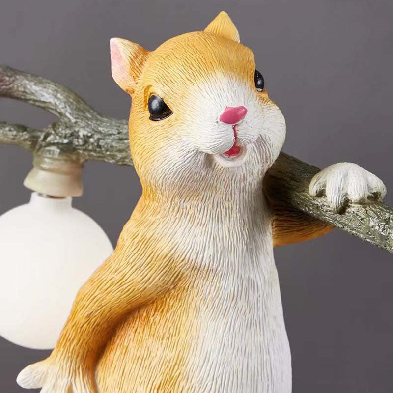 NutGlow | Naturinspireret Bordlampe med Egern & Træstub Design 🐿️