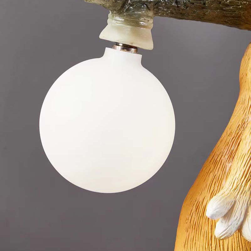 NutGlow | Naturinspireret Bordlampe med Egern & Træstub Design 🐿️