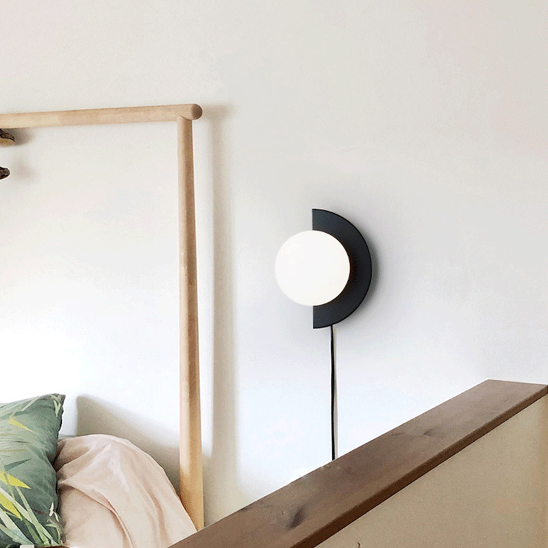 GloSphere |  Elegant og Slank Væglampe i Glas
