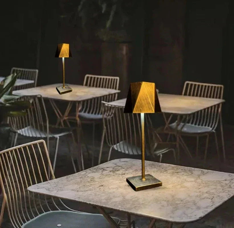 LightEdge | Letvægts & Trådløs Skrivebordslampe!
