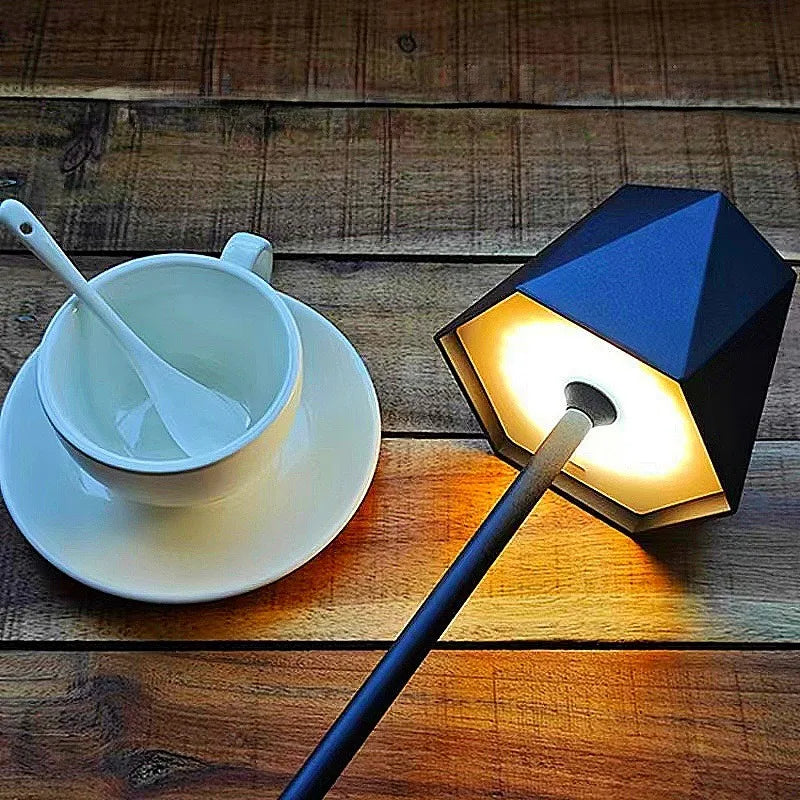 LightEdge | Letvægts & Trådløs Skrivebordslampe!