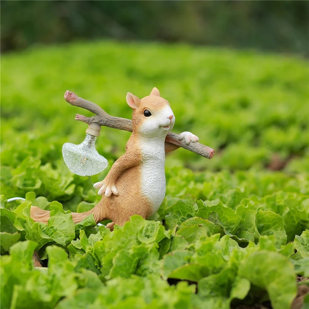 NutGlow | Naturinspireret Bordlampe med Egern & Træstub Design 🐿️