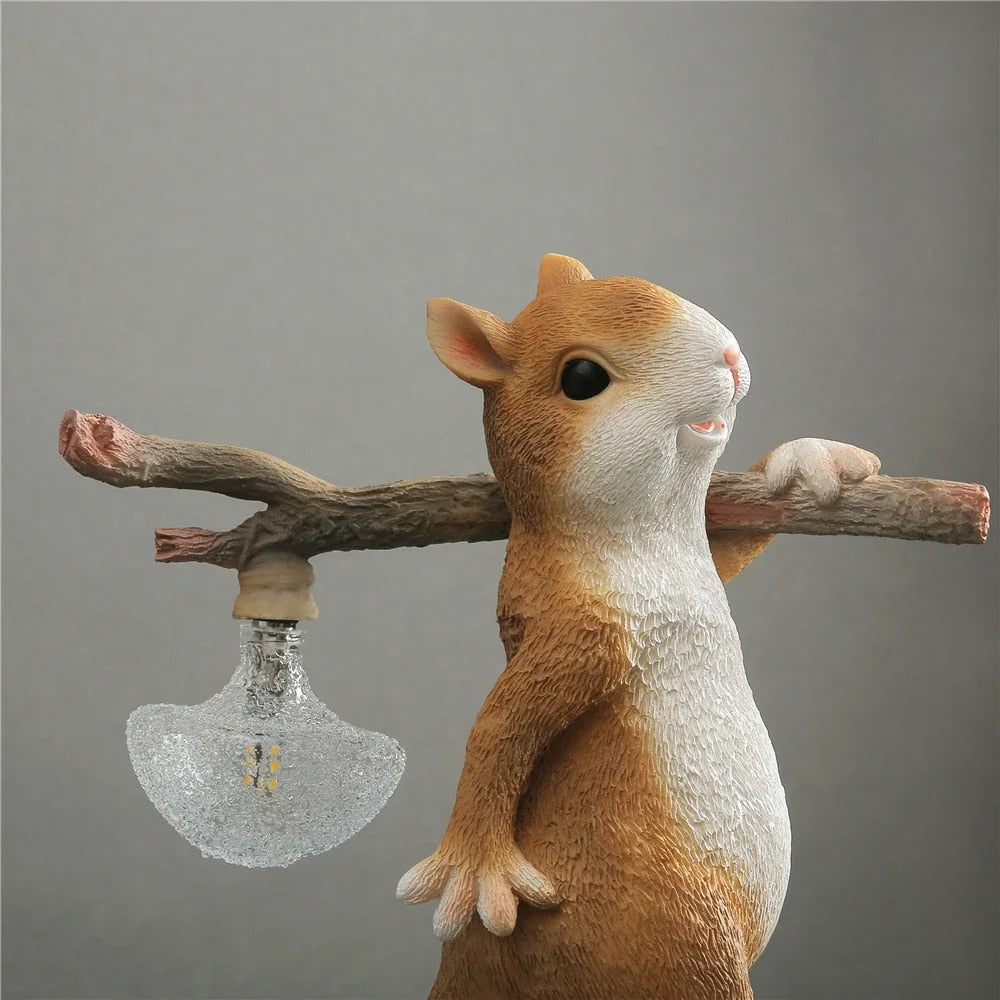 NutGlow | Naturinspireret Bordlampe med Egern & Træstub Design 🐿️