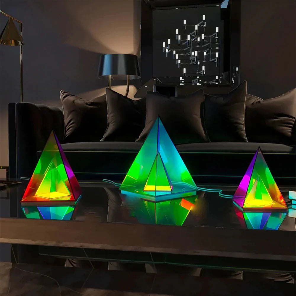 LumiPrism | Farveskiftende Pyramidelampe!