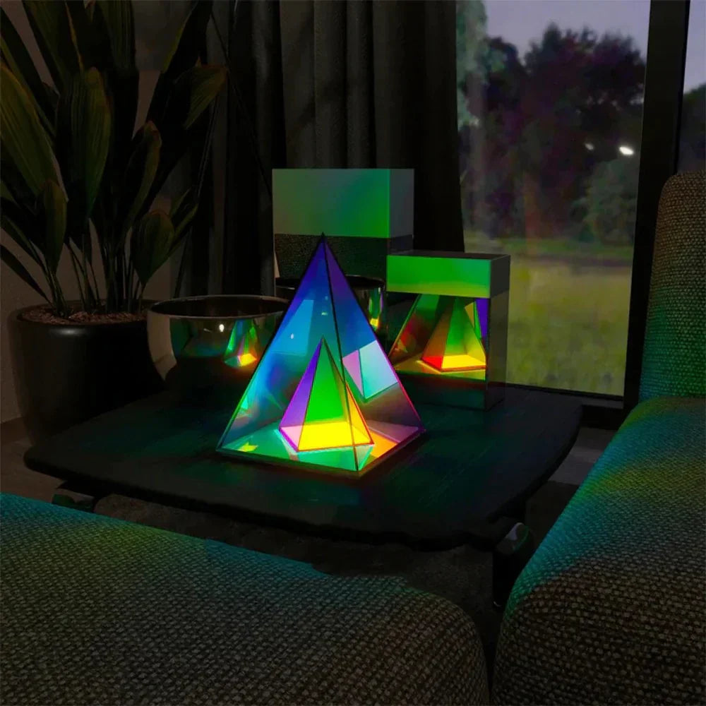 LumiPrism | Farveskiftende Pyramidelampe!