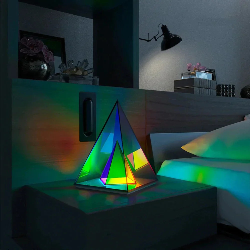 LumiPrism | Farveskiftende Pyramidelampe!