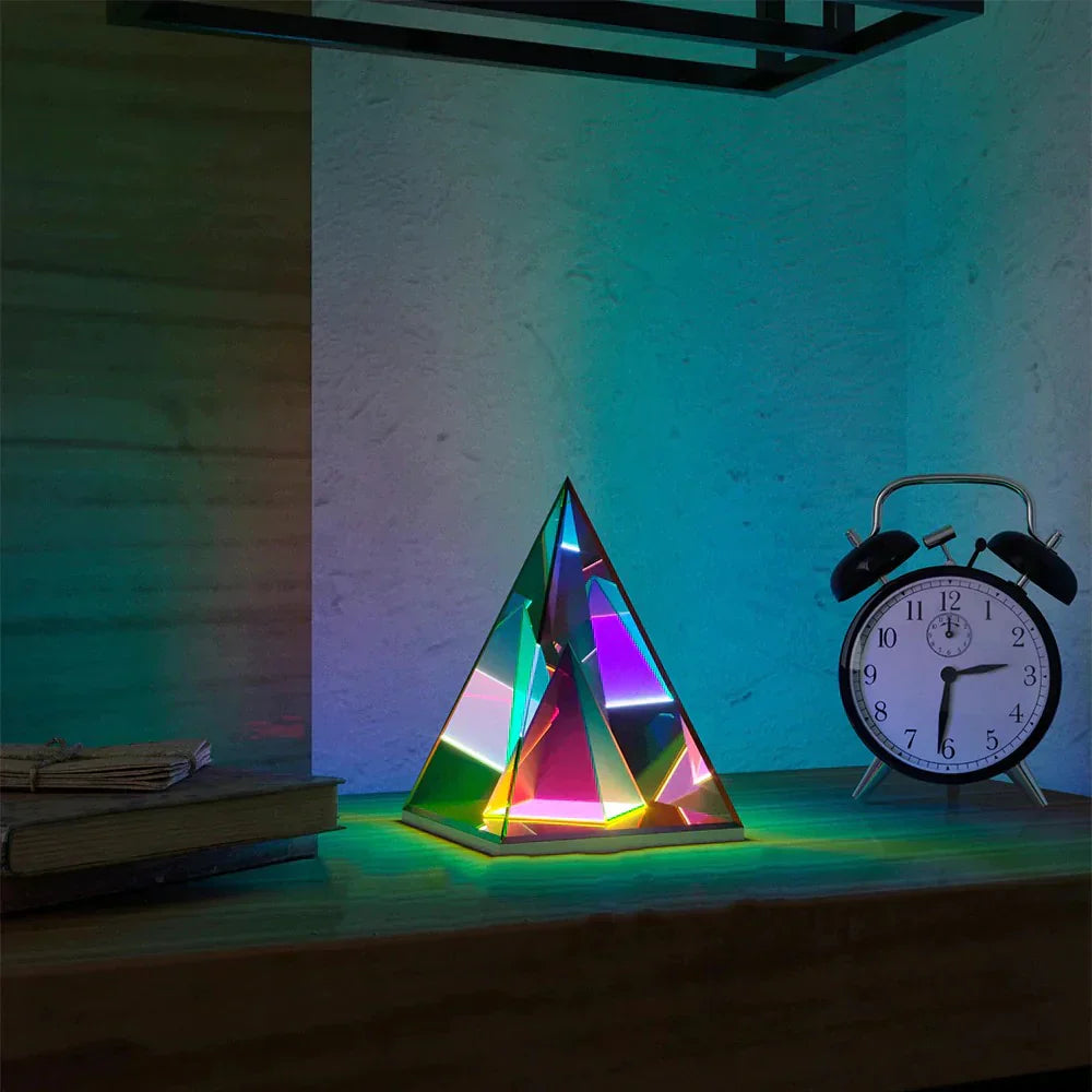 LumiPrism | Farveskiftende Pyramidelampe!