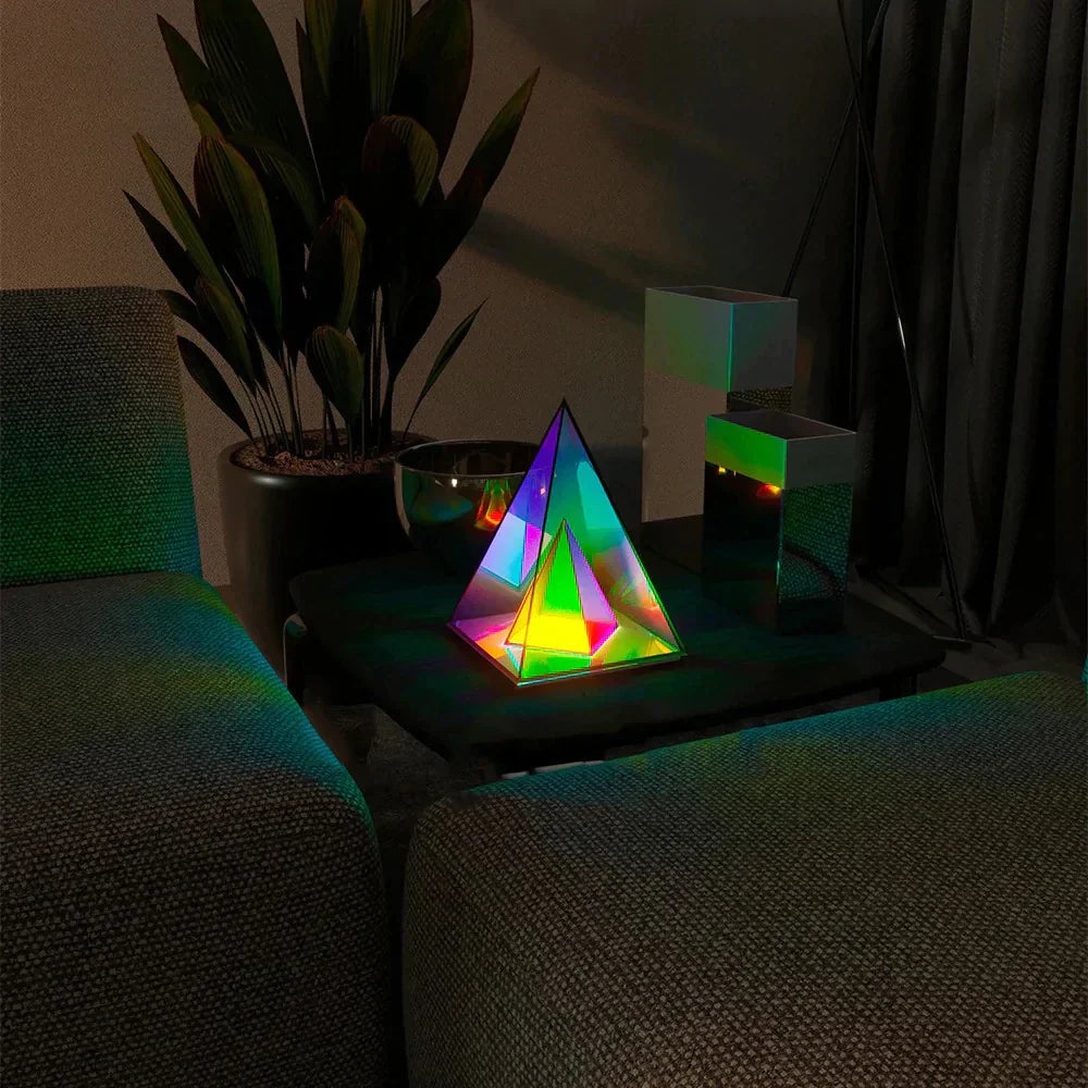 LumiPrism | Farveskiftende Pyramidelampe!