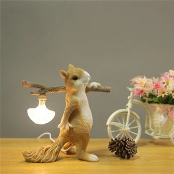 NutGlow | Naturinspireret Bordlampe med Egern & Træstub Design 🐿️
