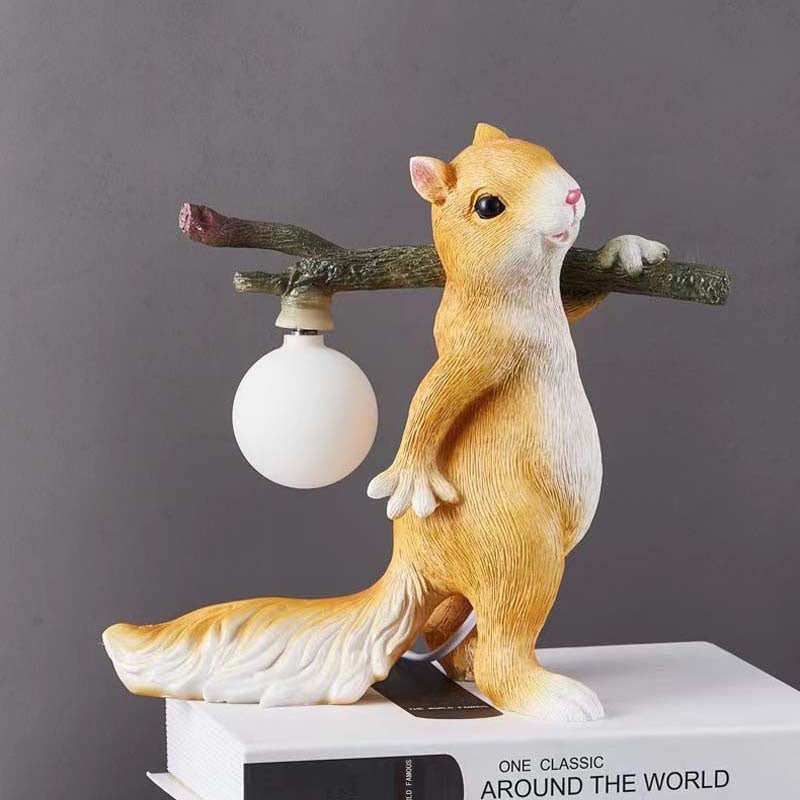 NutGlow | Naturinspireret Bordlampe med Egern & Træstub Design 🐿️