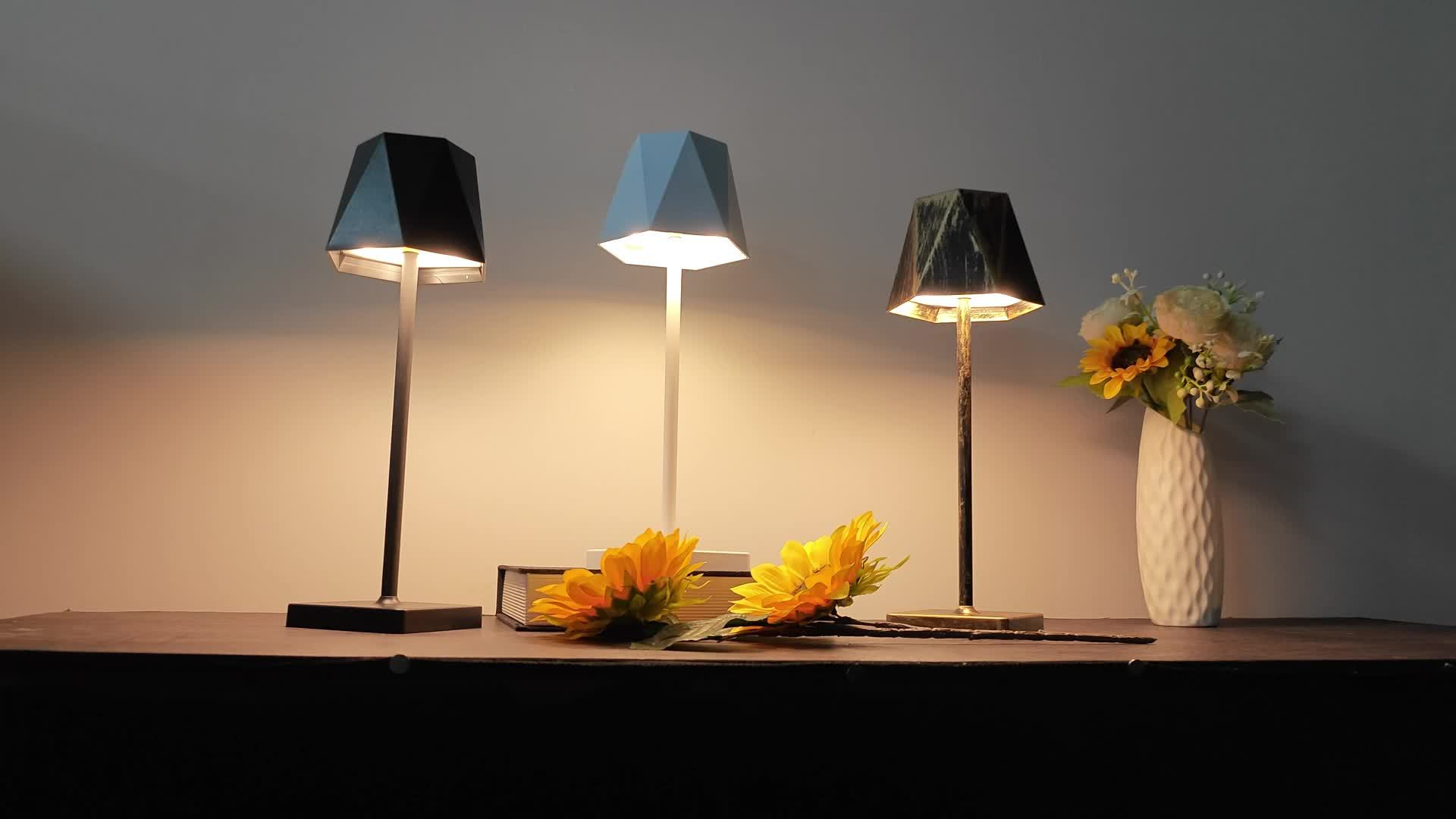 LightEdge | Letvægts & Trådløs Skrivebordslampe!
