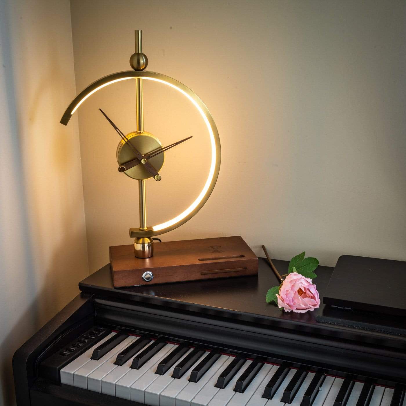 LumiClock | Elegant Ur Lampe & Oplader!